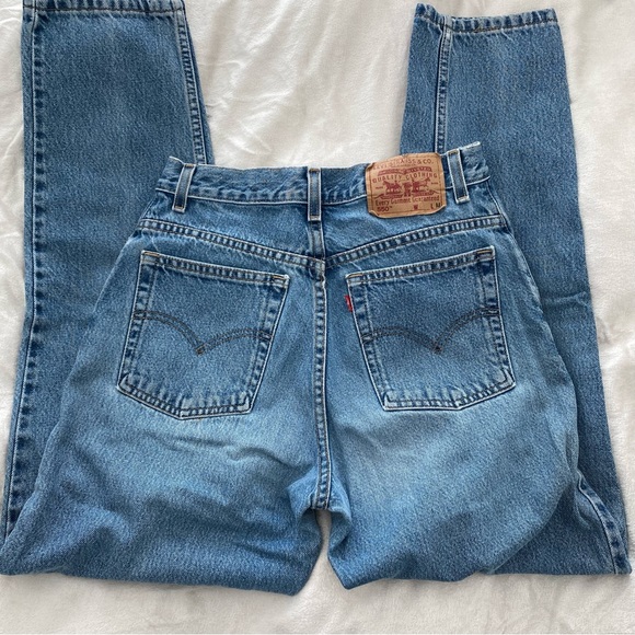 ❌SOLD❌ Vintage Levi’s 550 Relaxed Fit Tapered Leg Medium Blue | Size 30” / 10 - Picture 2 of 5